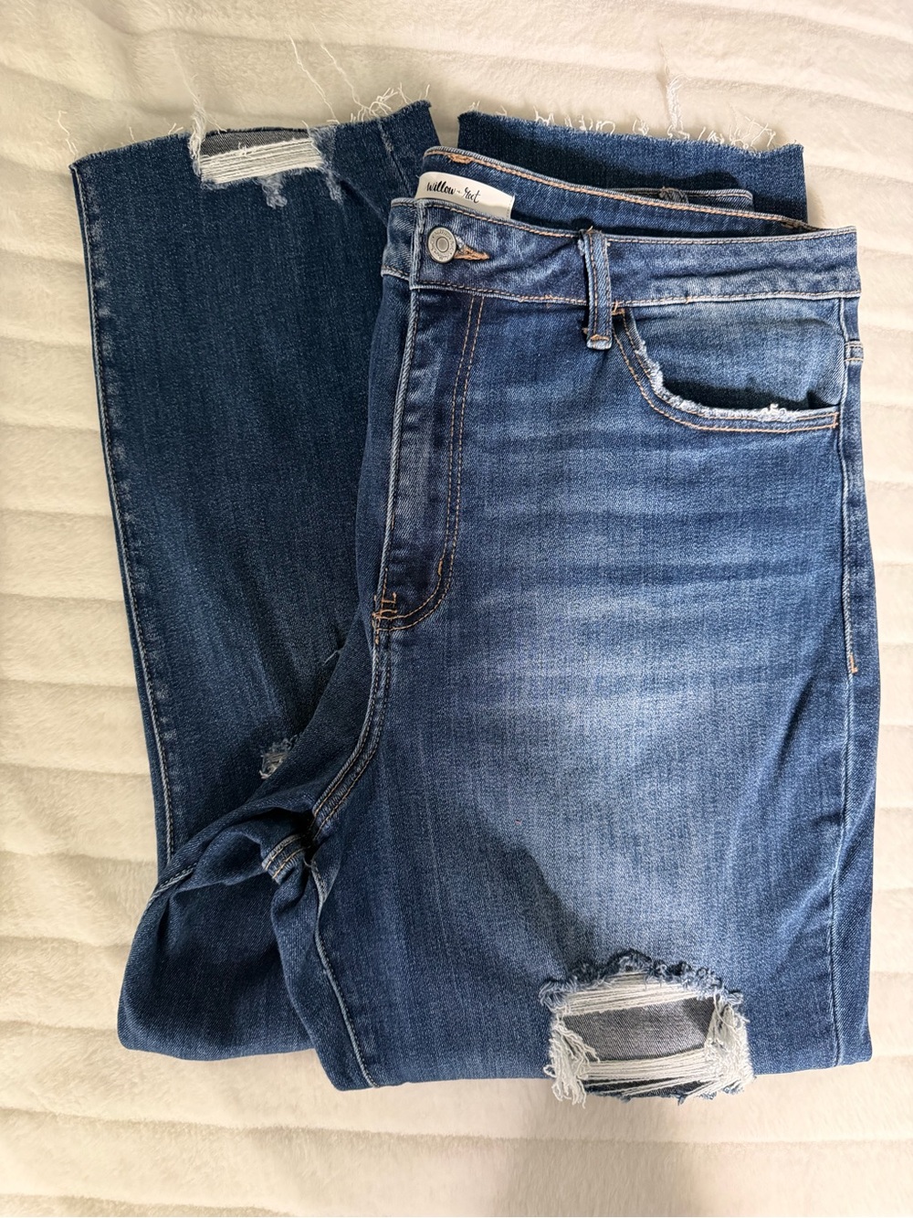 Frayed Hem Distressed Ankle Jeans in Blue